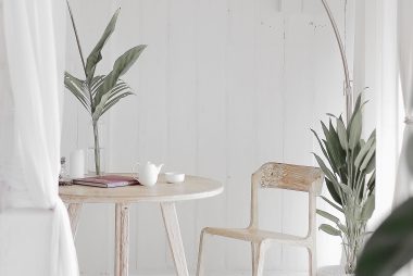 Stühle Kissen Tisch minimalistisch modern